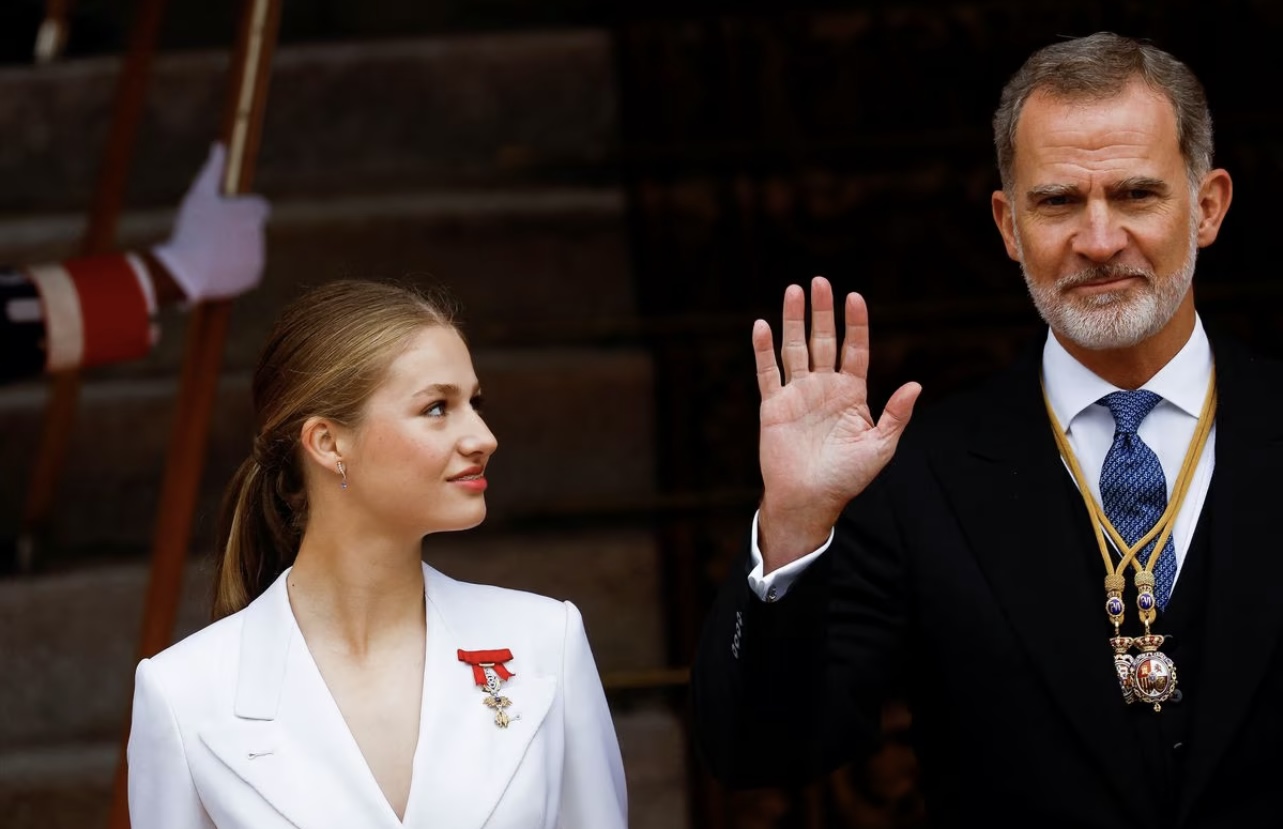The King backs the Princess Leonor of Spain as she is sworn in