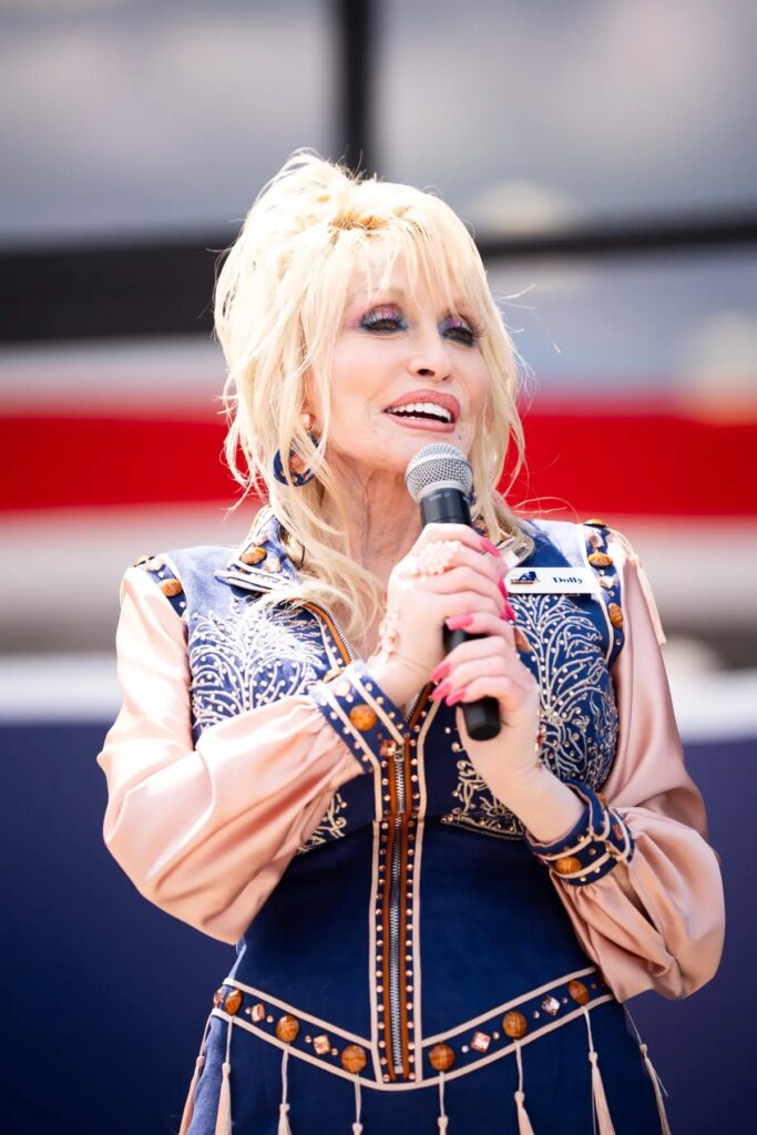 Dolly Parton Makes a Triumphant Return
