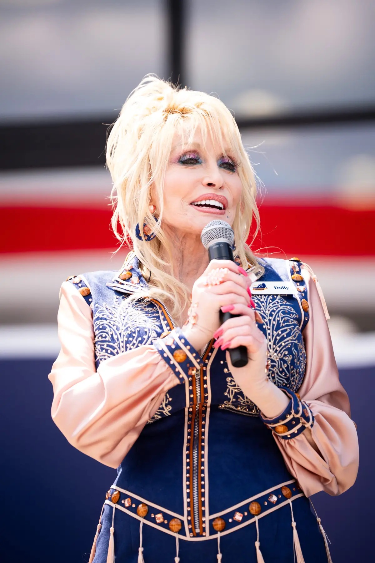 Dolly Parton Makes a Triumphant Return